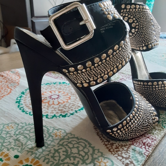 Steve Madden Gold and Black Size 6 High Heels - Picture 5 of 8